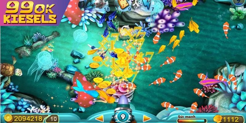 Áp dụng chiến thuật bắn ria vào đàn cá nhỏ ở góc màn hình.